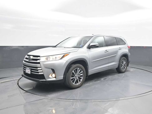 Used 2017 Toyota Highlander XLE AWD/4WD image 4