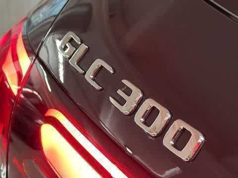 Used 2025 Mercedes-Benz GLC 300 4MATIC image 9