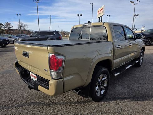 Used 2016 Toyota Tacoma Limited w/ Towing Package image 5