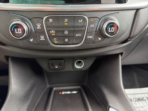 Used 2022 Chevrolet Traverse LT FWD image 21