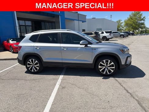 Used 2023 Volkswagen Taos SE w/ Panoramic Sunroof Package AWD/4WD image 2