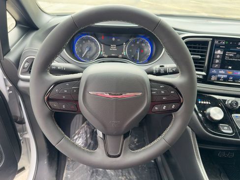 Used 2025 Chrysler Pacifica Limited FWD image 26