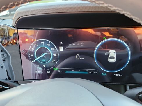 Certified 2025 Hyundai Elantra SEL image 9