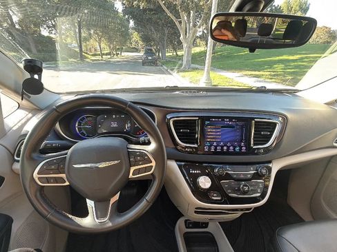Used 2018 Chrysler Pacifica Touring-L FWD image 9