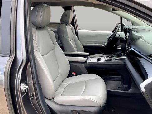 Used 2025 Toyota Sienna XLE FWD image 9