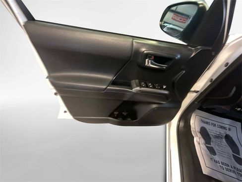 Used 2018 Toyota Tacoma TRD Sport image 14