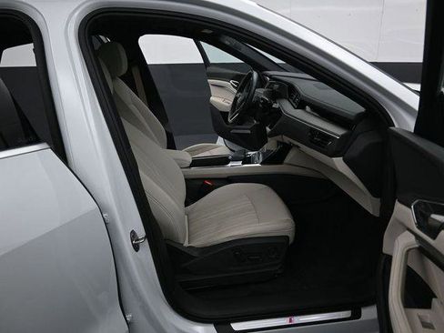 Used 2024 Audi Q8 e-tron Premium Plus image 35