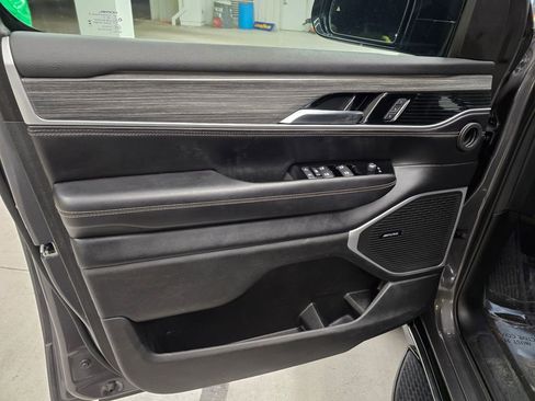 Used 2023 Jeep Wagoneer L Series III w/ Preferred Equipment Group image 15