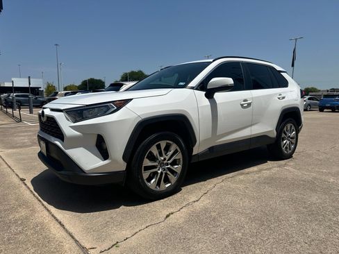 Used 2020 Toyota RAV4 XLE Premium FWD image 3
