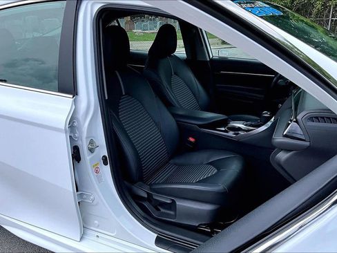 Used 2019 Toyota Camry SE FWD image 7