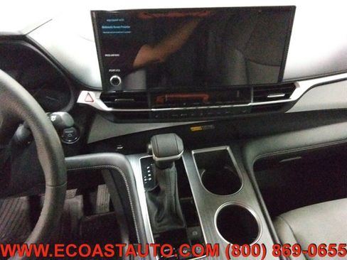 Used 2025 Toyota Sienna XLE FWD image 12
