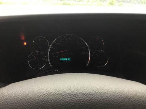 Used 2019 Chevrolet Express 2500 w/ Driver Convenience Package RWD image 17