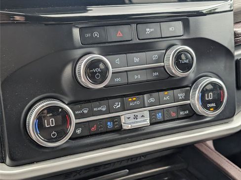 Used 2024 Ford Expedition Limited AWD/4WD image 18