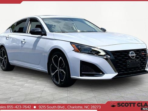 Used 2024 Nissan Altima 2.5 SR w/ SR Premium Package FWD image 1