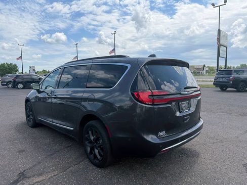 Used 2022 Chrysler Pacifica Limited AWD/4WD image 5