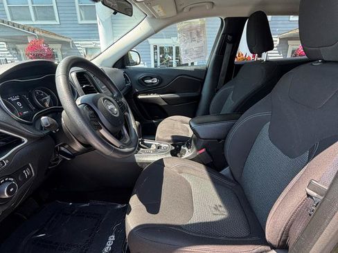 Used 2019 Jeep Cherokee Latitude w/ Popular Appearance Group AWD/4WD image 9