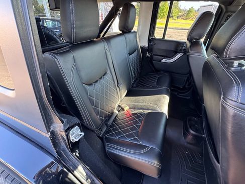 Used 2018 Jeep Wrangler Unlimited Sahara AWD/4WD image 31