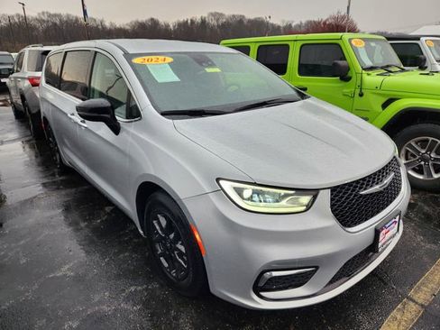 Used 2024 Chrysler Pacifica Touring-L image 1