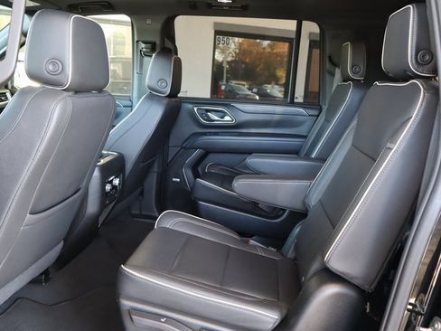 Used 2023 GMC Yukon XL SLT image 43