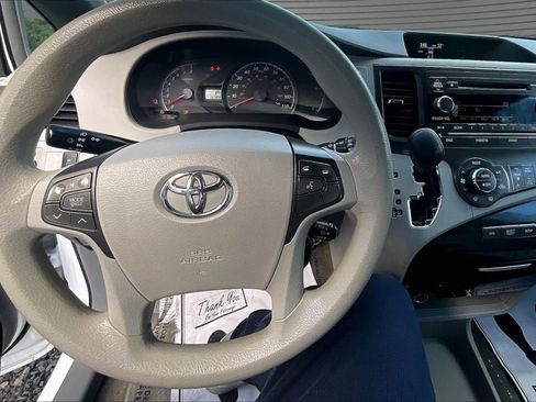 Used 2013 Toyota Sienna LE image 8