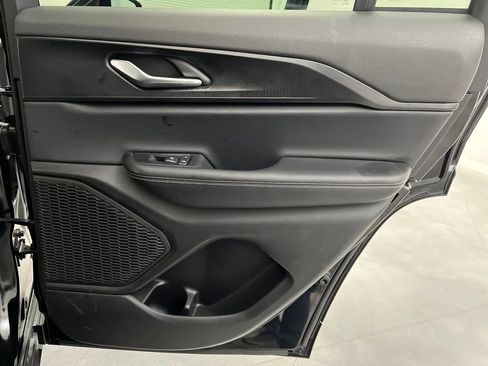 Used 2025 Jeep Grand Cherokee Altitude image 17