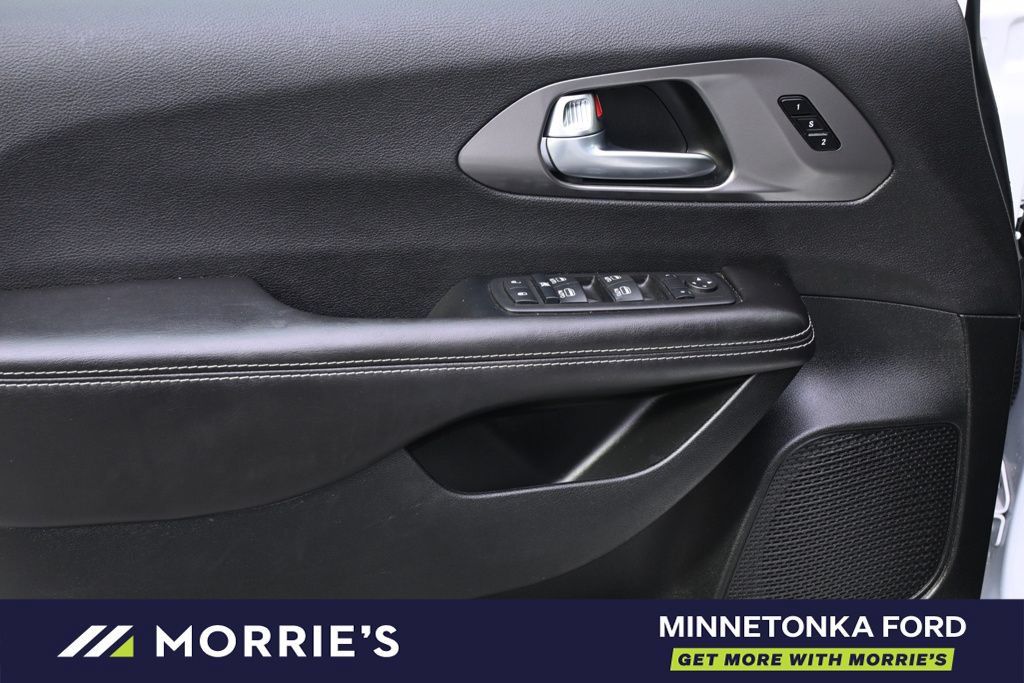 Used 2026 Chrysler Pacifica Select FWD image 25