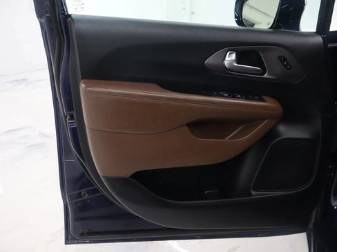 Used 2019 Chrysler Pacifica Limited w/ Tire & Wheel Group FWD image 12