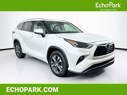 Used 2023 Toyota Highlander XLE FWD image 1