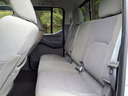 Used 2018 Nissan Frontier SV image 12