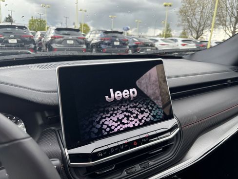 Used 2025 Jeep Compass Trailhawk image 18