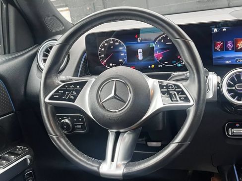 Used 2025 Mercedes-Benz GLB 250 4MATIC image 19