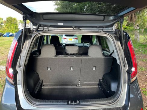 Used 2025 Kia Soul LX w/ LX Technology Package FWD image 24