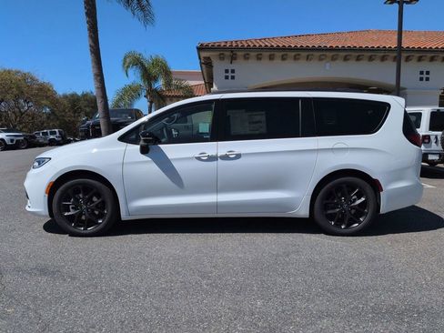 New 2026 Chrysler Pacifica Select image 8