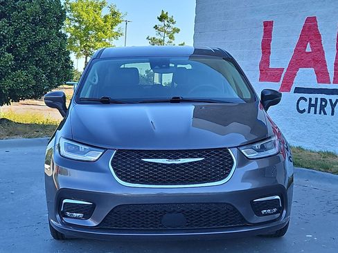 Used 2023 Chrysler Pacifica Touring-L FWD image 2