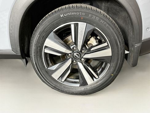 Used 2023 Nissan Rogue SL w/ SL Premium Package image 11