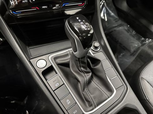 Used 2025 Volkswagen Jetta SE w/ Sunroof Package image 21