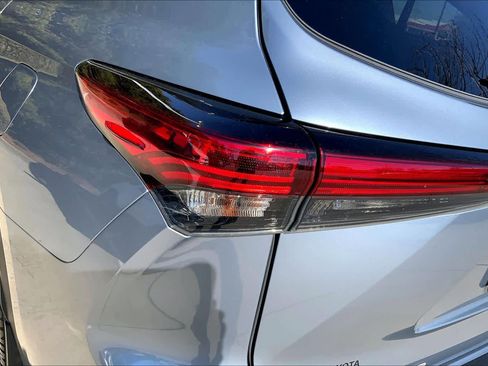 Used 2022 Toyota Highlander XLE image 28
