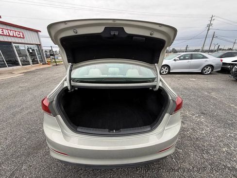 Used 2017 Hyundai Elantra SE image 19