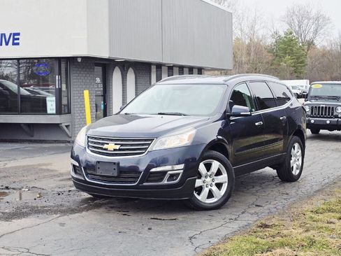 Used 2017 Chevrolet Traverse LT image 2