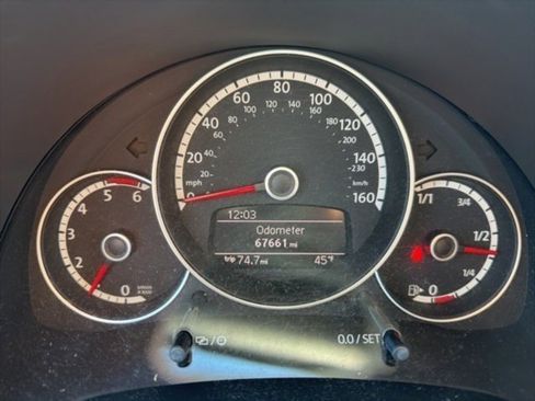 Used 2013 Volkswagen Beetle TDI image 12