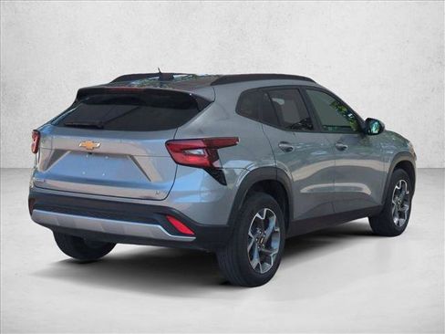 Used 2025 Chevrolet Trax LT w/ LT Convenience Package FWD image 5