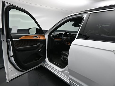 Used 2023 Jeep Grand Cherokee Summit AWD/4WD image 9