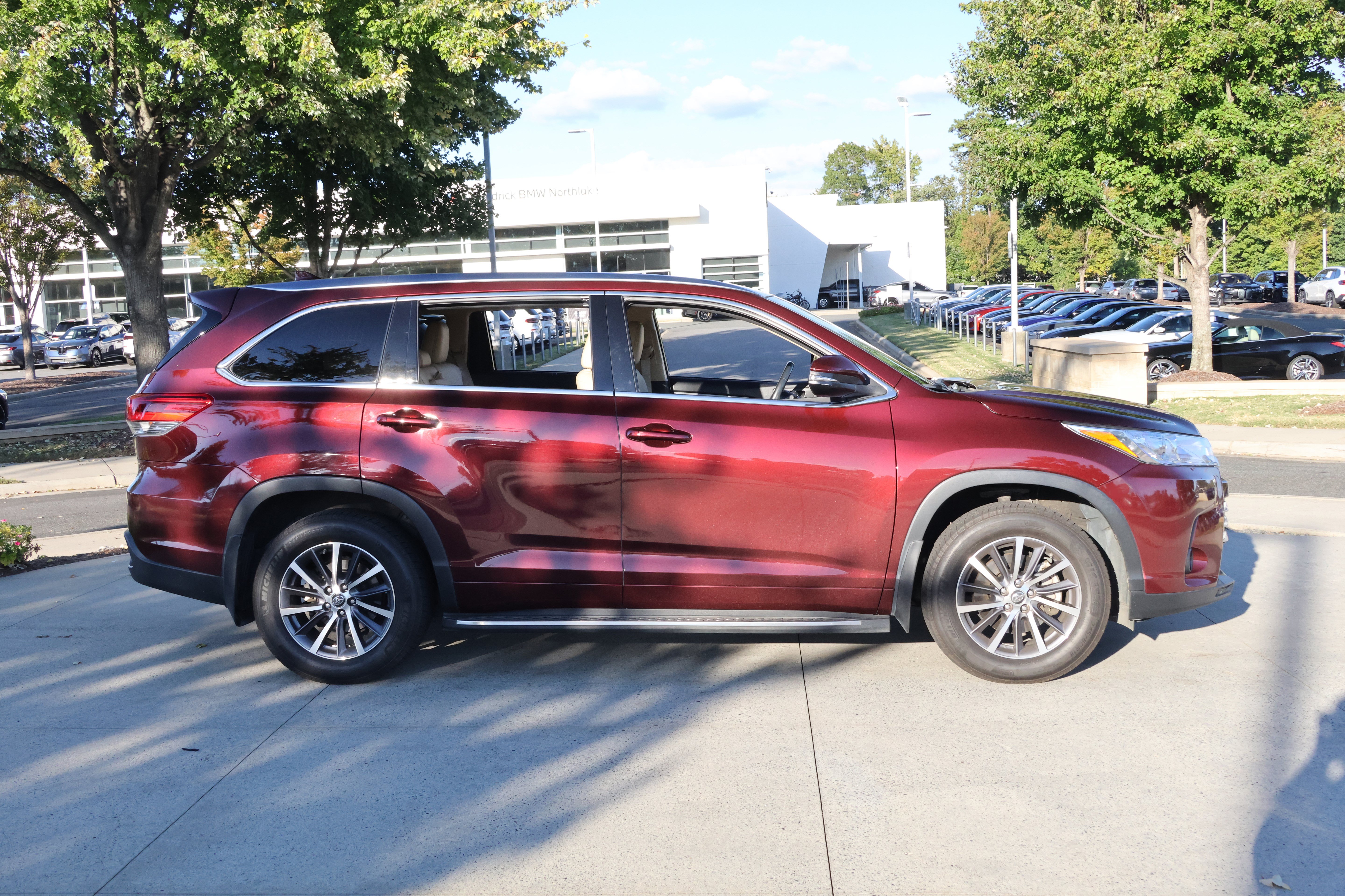 Used 2017 Toyota Highlander XLE AWD/4WD image 10