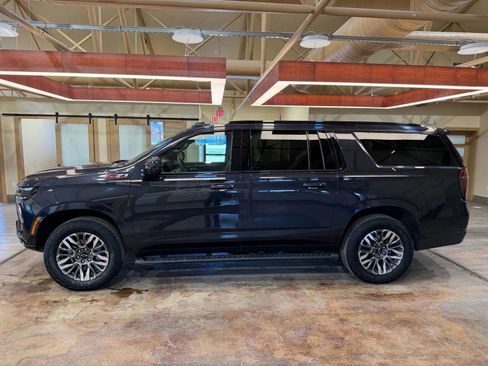 Used 2025 Chevrolet Suburban Z71 image 7