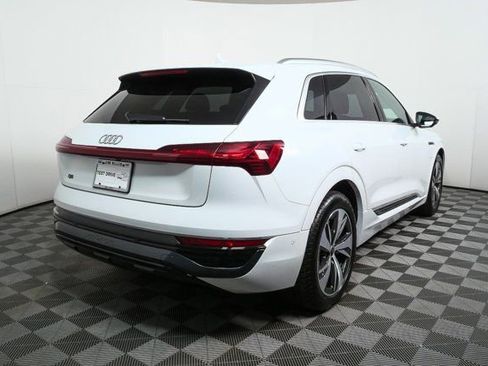 Used 2024 Audi Q8 e-tron Premium Plus image 3