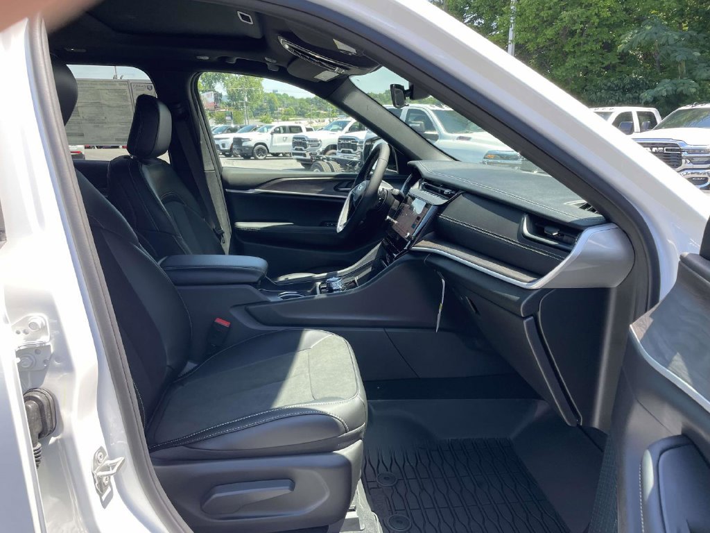 New 2026 Jeep Grand Cherokee Altitude AWD/4WD image 15