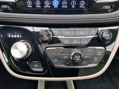 Used 2017 Chrysler Pacifica Limited image 22