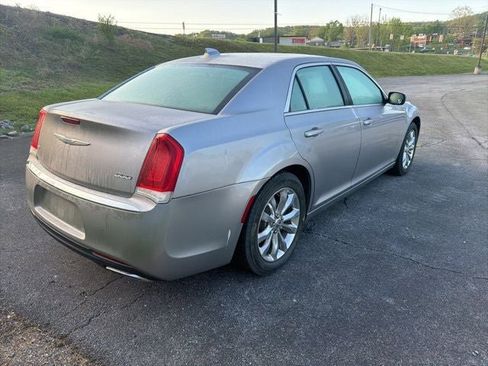 Used 2018 Chrysler 300 Touring L image 12