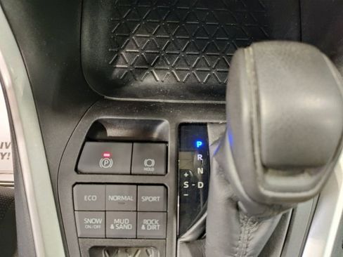 Used 2022 Toyota RAV4 LE image 23