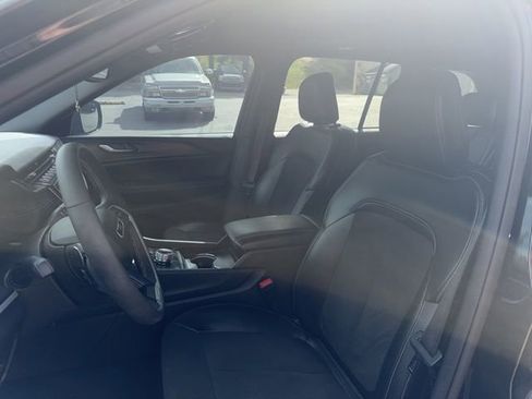 Used 2024 Jeep Grand Cherokee Altitude image 8